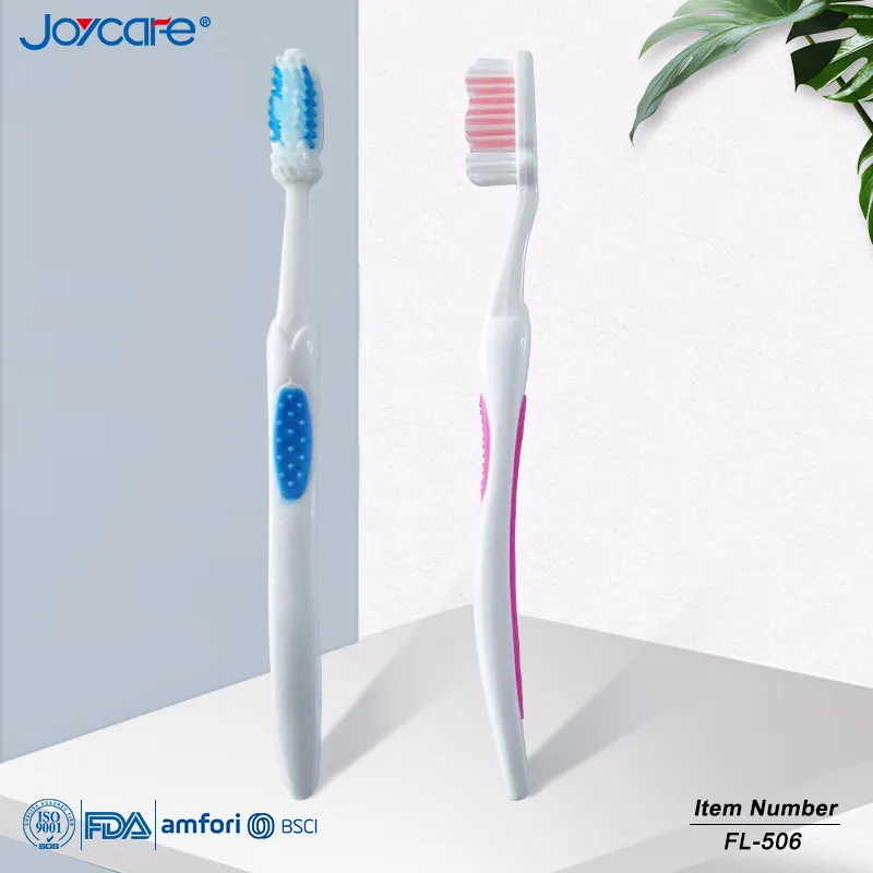 Health Care Adult′s Toothbrush/Nylon Wave Bristles/Antislip Soft Rubber Handle